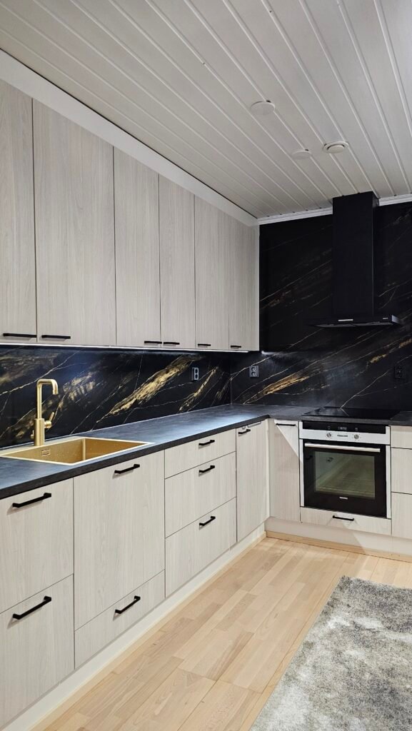 musta-kultainen marmorijäljitelmä