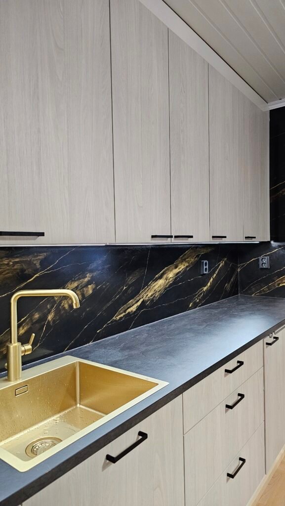 marmorijäljitelmäkuvio hartsipinnoitteella